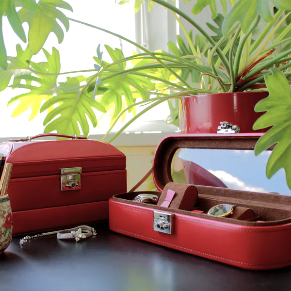 Designerskie-pudelko-na-zegarek-w-szkarlatnych-dekorach